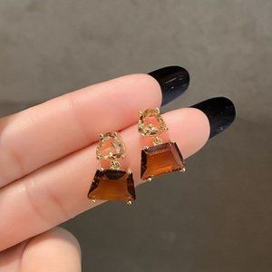 Square cut brown crystal earrings gold plated.